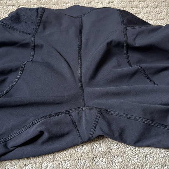 Lululemon high rise mesh-insert detailing - Picture 4 of 4